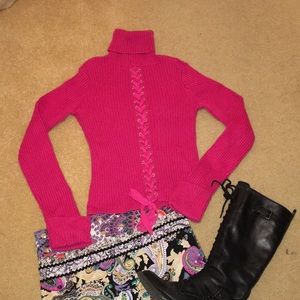♦️2/$25♦️EUC DKNY Jeans lace up turtleneck sweater